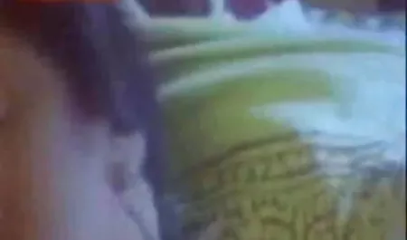 युवा गोरा एक पंजाबी सेक्सी फिल्म वेब कैमरा के सामने हस्तमैथुन करता है