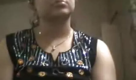 बड़े स्तन बीपी सेक्सी फिल्म बीपी के साथ सेक्सी, काले-चमड़ी वाली बेब ने अपने पैरों को फैलाया और धीरे से उसकी प्यारी सी चूत को हिलाना शुरू कर दिया