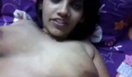 एक सुनहरे बालों में एक बहुत सुंदर शरीर है, जो एक हीरोइन सेक्सी मूवी परिपक्व बिल्ली है