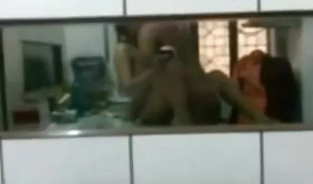 एक आदमी बीएफ फिल्म सेक्सी एक होटल के कमरे में एक वेश्या को चोदता है