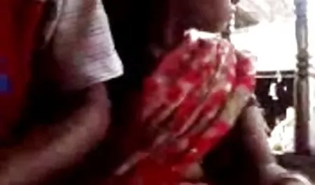 परिपक्व दोस्तों ने बिलियर्ड रूम में एक समूह सेक्स का मंचन तब्बू की सेक्सी फिल्म किया