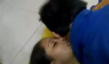 वेश्या किराने की दुकान में चली गई, लेकिन उसके लिए कोई परेशानी नहीं है, लेकिन इससे कोई फर्क नहीं पड़ता, वह विक्रेता के एक सदस्य को हिंदी इंग्लिश सेक्सी मूवी चूसने के लिए भुगतान करता है।