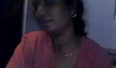 परिपक्व कुतिया मूर्खता से बैठी है और डिक को अपने मालिक को सौंप रही है पंजाबी सेक्सी वीडियो फिल्म