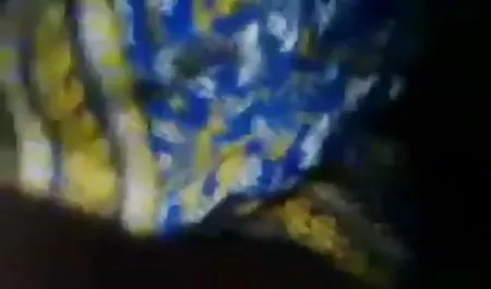एक जवान सेक्सी मूवी कॉमेडी busty श्यामला के स्तन के बीच डिक