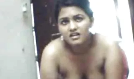 एक स्त्रीरोग विशेषज्ञ के उपकरणों सेक्स वीडियो सेक्सी फिल्म के साथ उत्कीर्ण नर्स निभाता है