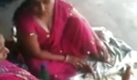 कुतिया गुलाबी सेक्सी हिंदी मूवी सेक्सी गेंदों के साथ उसे बिल्ली fucks