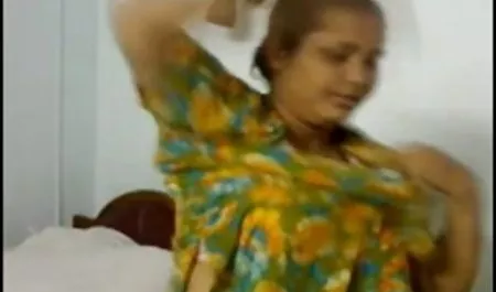पति सोफे पर अपनी बीपी सेक्सी वीडियो फिल्म फूहड़ पत्नी को ताना मारता है