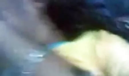 क्लब में एक अच्छा समूह है, बहुत सारी लड़कियाँ हैं, और सेक्सी वीडियो फिल्म हद बहुत से लोग नहीं हैं, एक हीरो कैंसर के वीआईपी कमरे में सोफे पर कुछ शराबी भेड़ों को चोद रहा है, और इस समय गर्लफ्रेंड उसे एक सुअर की तलाश में नग्न अतीत में दौड़ रही है