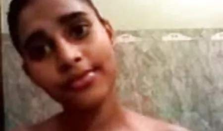 फिशनेट सूट में एक आदमी के साथ सुंदर श्यामला फिल्म सेक्सी भेजो