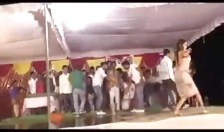 शॉर्ट्स में लड़की पूरी तरह से एक सदस्य की सवारी भोजपुरी सेक्सी फिल्म भोजपुरी करती है