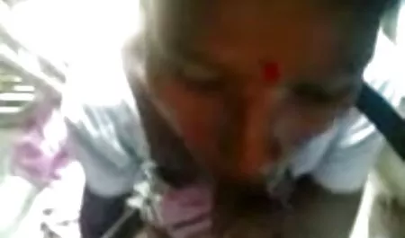 एक हिंदी सेक्स फिल्म वीडियो इतालवी बॉस द्वारा जुनून से चूसा गया