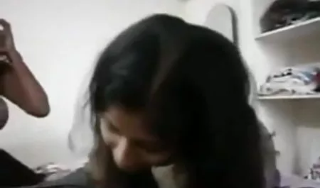 बेबी उसकी चूत को सहलाता है और एक सेक्सी मूवी नंगी नंगी गर्म प्रेमी की प्रतीक्षा करता है