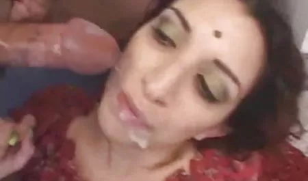 उन्होंने टेबल के नीचे करिश्मा की सेक्सी फिल्म बॉस के पास एक छिपा हुआ कैमरा लगाया और अच्छे कारण से उसने अधीनस्थों को आश्चर्यचकित कर दिया