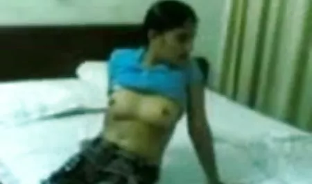मैंने कार के पास अपने दोस्त के साथ बलात्कार किया भोजपुरी ब्लू सेक्सी फिल्म