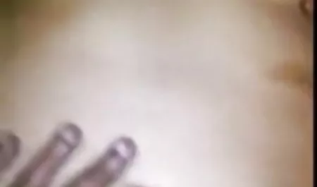 किन्नर एना मंचिनी एक छोटी पोशाक हिंदी पिक्चर फिल्म सेक्सी में चिढ़ती है