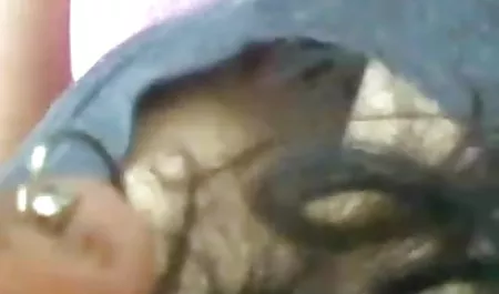 एक सौंदर्य आंगन में खड़ा है और उसके शानदार शरीर को सहलाता है, फिल्म सेक्सी वीडियो दूसरा ऊपरी मंच पर स्थित है और धीरे से खुद को झकझोरता है