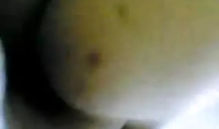 वह सेक्स करने की मूवी कैमरे को अपना आकर्षण दिखाना पसंद करती हैं।
