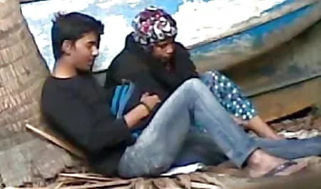 श्यामला चार्ली सेक्सी फिल्म चौधरी ऐनी सोफे पर कड़ी मेहनत करती है