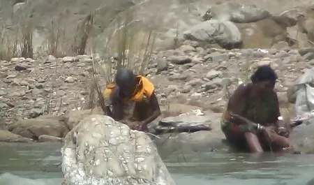 एक वेश्या जो थोड़ा सा मर्दवाद की ओर झुका है वह खुद को एक ग्राहक के साथ बैठक के हिंदी में सेक्सी मूवी लिए तैयार करता है