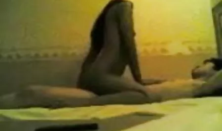 शिक्षक हिंदी फुल सेक्सी मूवी ने दर्शकों में मेज पर एक गर्म छात्र को सहलाया