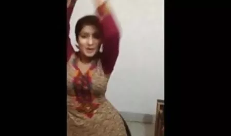 बहुत सेक्सी फिल्म वीडियो पर भावुक हन्ना एक झलक में गड़बड़ हो जाती है, भावनाओं के साथ उसका चेहरा देखती है