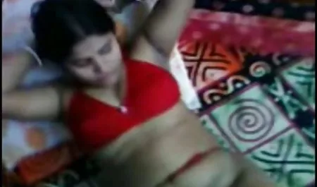 लड़की अपने दोस्त को एक कामुक मालिश देती है, उसने उसे पूरी तरह से तेल से सना हुआ और धीरे से मालिश सेक्सी भोजपुरी फिल्म वीडियो किया, जो कि एरोजेनस ज़ोन पर विशेष ध्यान देता है