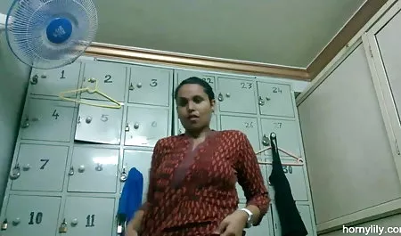 क्लीनर ने सेक्सी फिल्में देखने वाली टॉयलेट में एक सेक्सी बॉस की चुदाई की
