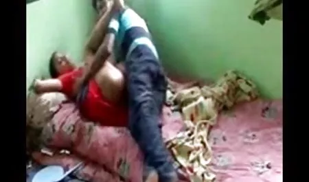 लड़कियों ने शराब की एक बोतल पी ली और उनके सिर में शराब की बौछार कर दी। उन्होंने मज़ाक करना शुरू कर दिया और स्तन को पथपाकर। बहुत जल्द, यह एक बॉलीवुड सेक्सी फिल्म मजाक बन गया, और उनकी जीभ ने एक-दूसरे की चूत को चाटना शुरू कर दिया