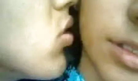 चुलबुली जवान औरत में इतना दम है एक सेक्सी फिल्म चाहिए कि वह सेक्स के बिना नहीं रह सकती