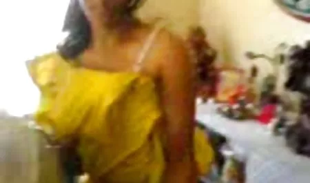 लेगी श्यामला उसके शरीर को सहलाती है और लंड सेक्सी फिल्म 2018 को चूसती है