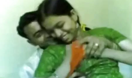 बड़े स्तन वाले गोरा खुद को वाइब्रेटर शक्ति कपूर की सेक्सी मूवी से सहलाता है
