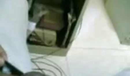 बॉस ने उसकी बालों वाली चूत की भोजपुरी ब्लू सेक्सी फिल्म चुदाई की और एक चौड़े रंग के मुँह में समा गया