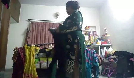 टैटू हीरोइन की सेक्सी फिल्म में आदमी एक ब्लौंडी को मुर्गा पर खींचता है