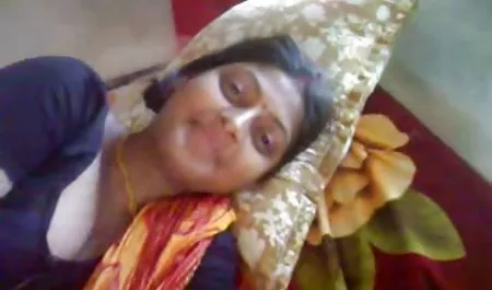 समलैंगिकों को केवल सेक्स शुरू करना पसंद नहीं है, उन्हें एक अच्छे फोरप्ले की जरूरत है, और सेक्स से पहले तेल से सेक्सुअल मसाज करने से बेहतर क्या हो सकता है? जाहिर सेक्सी मूवी बफ है, उनके लिए कुछ भी बेहतर नहीं है। गांड और योनि से तेल बहता है
