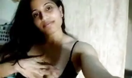 युगल पहले कैमरे पर चुदाई करता कैटरीना कैफ की सेक्सी फिल्म है