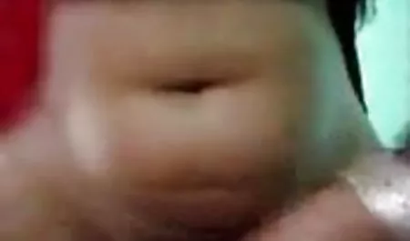 एक डिल्डो को एक छोटे लॉग का भोजपुरी सेक्सी फिल्म वीडियो आकार देता है