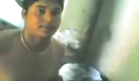पैंटी में श्यामला अपने प्रिय के शरीर पर रेंगती है सेक्सी फिल्म बीएफ हिंदी