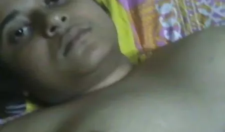 दो सेक्सी लड़कियाँ हॉट मूवी सेक्सी फिल्म लड़ रही हैं