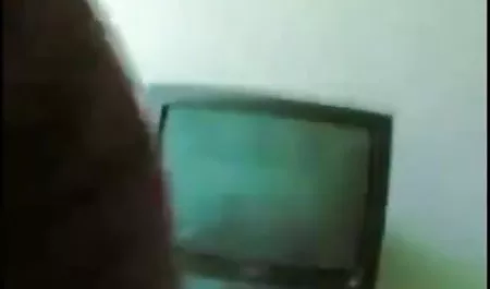 वह एक क्रस्टेशियन के साथ नीचे झुका और अंग्रेजों का सेक्सी फिल्म एक बिल्ली में गड़बड़ हो गया