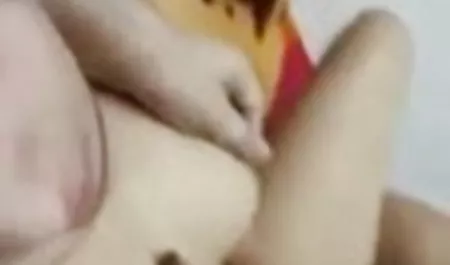 मांसपेशियों के लोग एक कठिन दिन के बाद आलिया भट्ट की सेक्सी फिल्म मज़े करते हैं