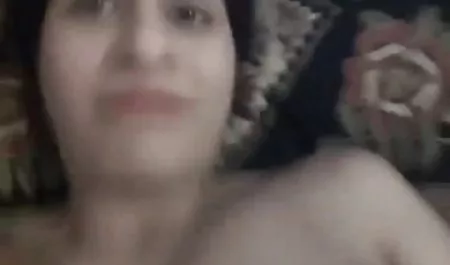 तीन बॉलीवुड मूवी सेक्सी गर्लफ्रेंड एक वेबकैम के सामने डांस कर रही हैं