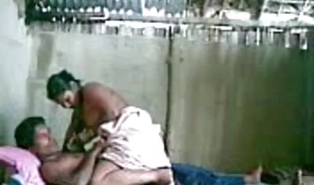 उस आदमी ने लड़की को जगाया और धीरे से सेक्सी बफ वीडियो फिल्म उसकी चूत की चुदाई की