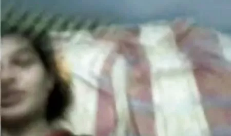 पर्दे के पीछे, सेक्सी फिल्म दिखा दो सेक्सी श्यामला कसकर गुदा सेक्स में तली हुई है
